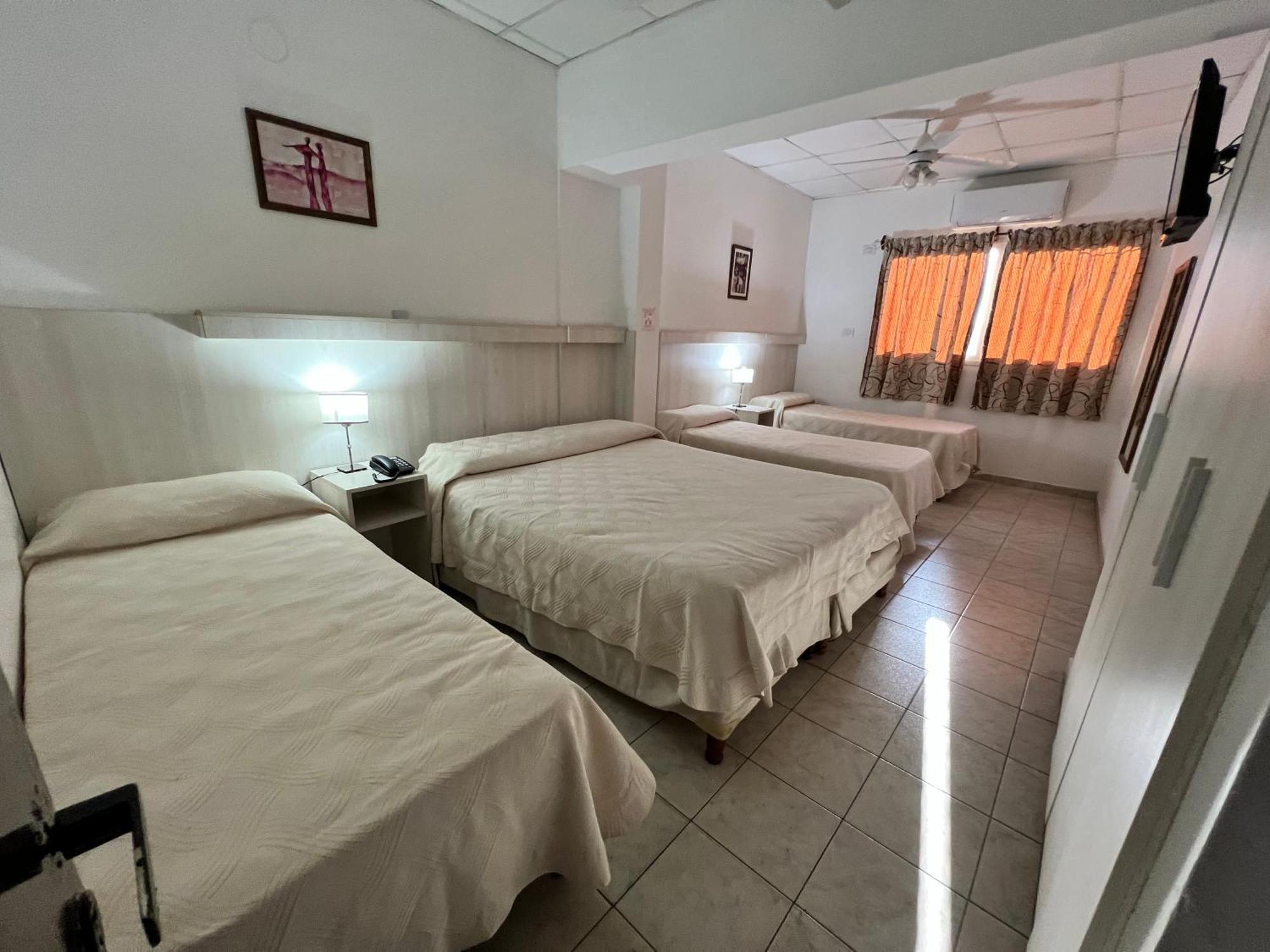 Hotel Confianza Corrientes Bagian luar foto
